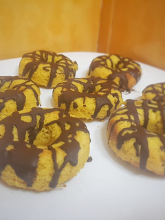 Una foto de Donuts de naranja y chocolate