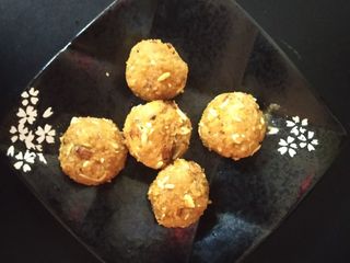 उड़द की दाल की पिन्नी (Urad ki dal ki pinni recipe in hindi)