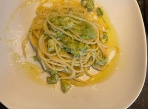 Una foto de Spaghetti N5 con salsa cremosa de queso y brócoli