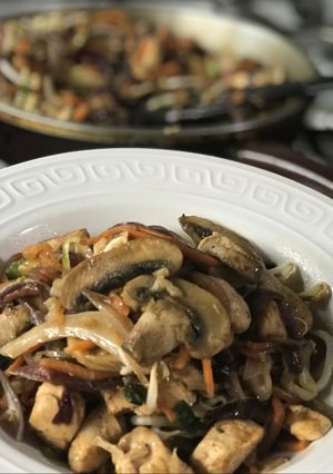 Una foto de Salteado de pollo y verduras