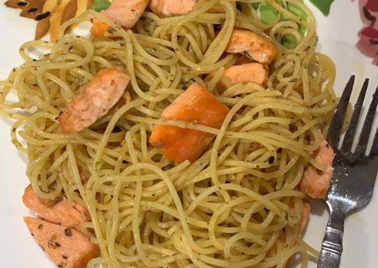 Resep Spaghetti aglio olio with Salmon oleh jeani k 