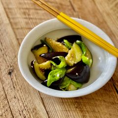 A picture of 🍆 Aubergine and basil marinated with olive oil salad.