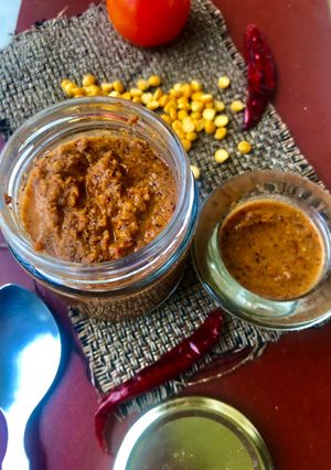 टमाटर और सूखी लाल मिर्च की चटनी(tamatar aur sukhi lal mirch ki chatni recipe in hindi) रेसिपी मुख्य फोटो