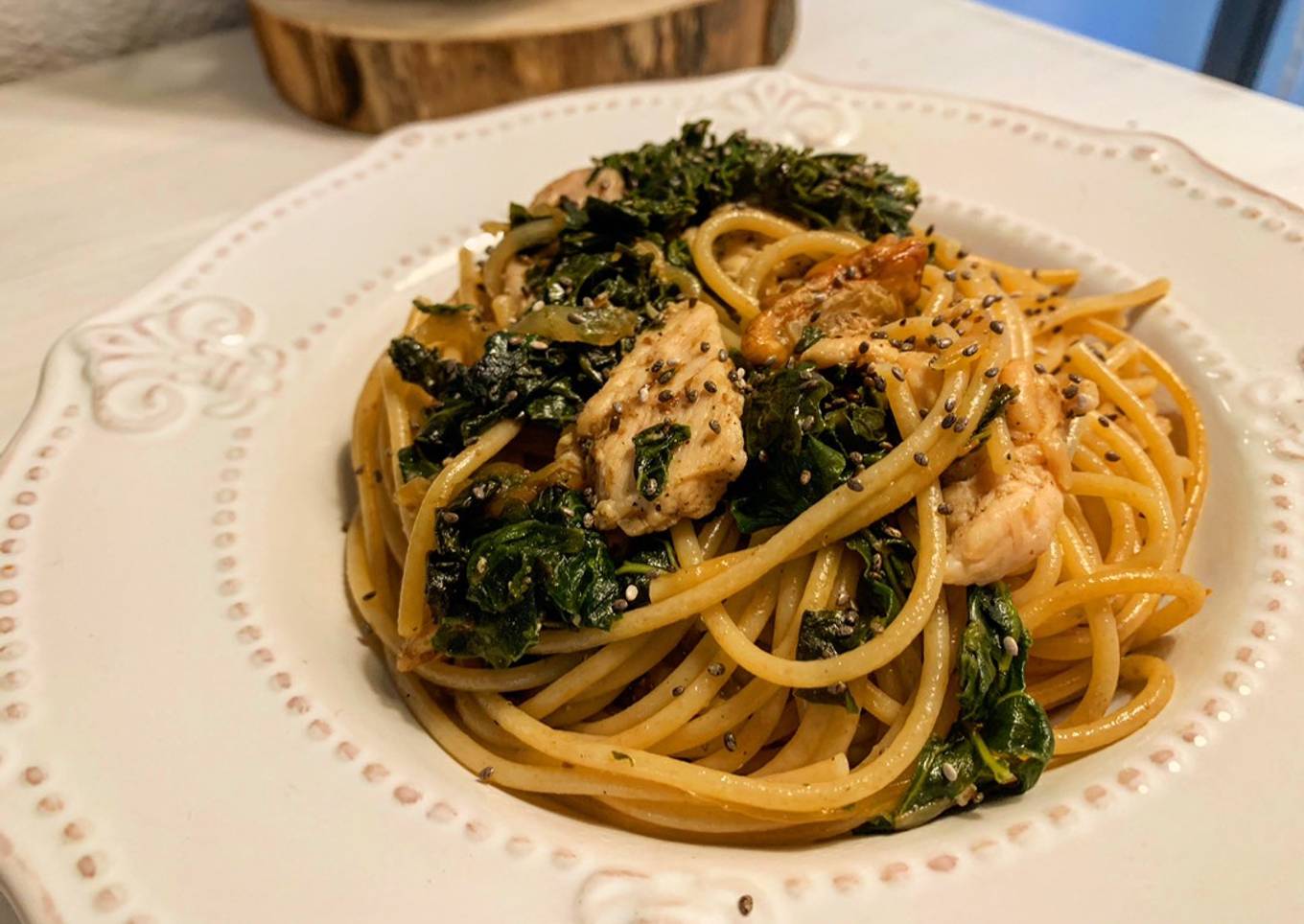 Espaguetis integrales con kale y pollo a la trufa🍝