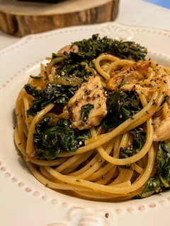Una foto de Espaguetis integrales con kale y pollo a la trufa🍝