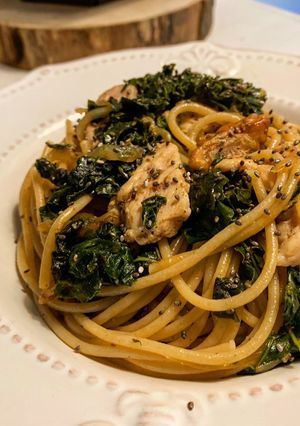 Una foto de Espaguetis integrales con kale y pollo a la trufa🍝