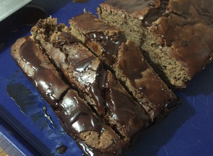 Una foto de Budín de cocoa con baño de chocolate casero