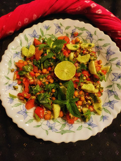 स्प्राउट्स वेजिटेबल सलाद (sprouts vegetable salad recipe in Hindi) रेसिपी मुख्य फोटो