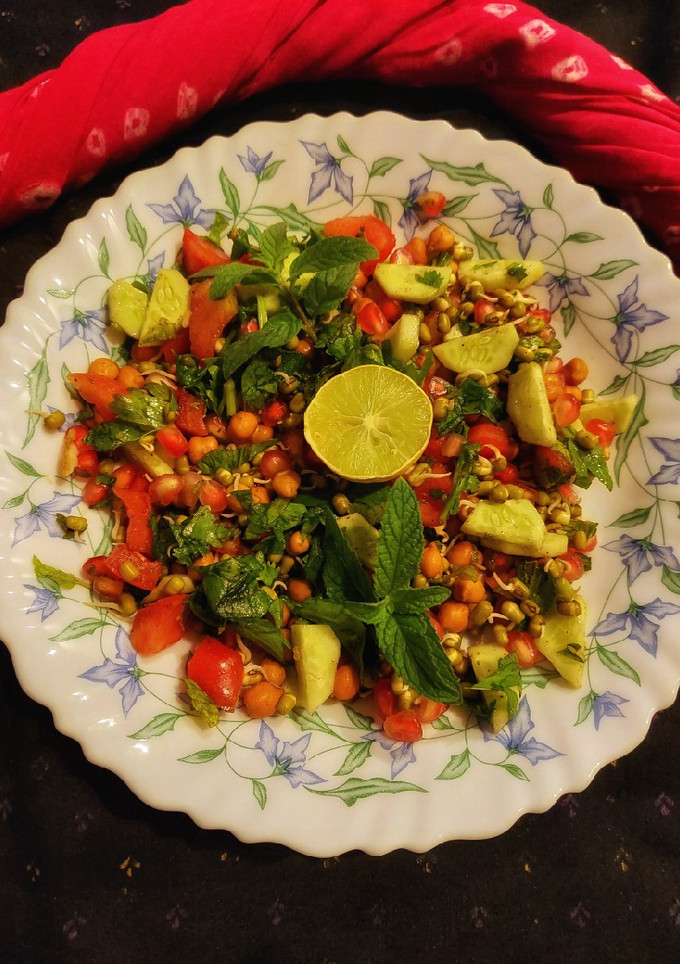स्प्राउट्स वेजिटेबल सलाद (sprouts vegetable salad recipe in Hindi) रेसिपी मुख्य फोटो