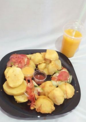 A picture of Viazi Karai - Three ways and Mango juice.