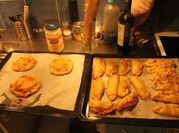 Una foto de truchas con jamon y queso
