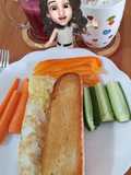 สโมคแซลมอนห่อไข่ พร้อมผักสด กับเครื่องดื่มในฝัน เป็นอาหารเช้าค่ะ