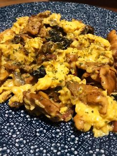 Una foto de Revuelto de setas silvestres con bacon, cebolla y trufa 🍄🍄🍄