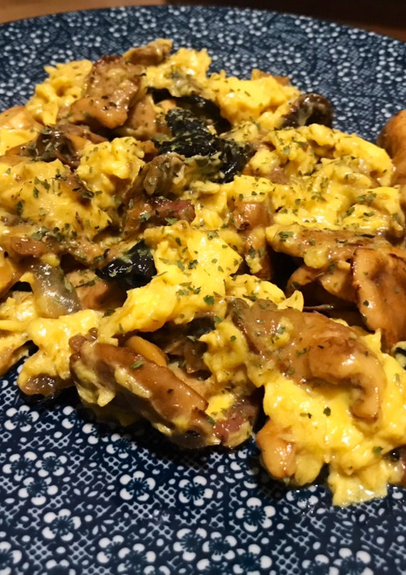Una foto de Revuelto de setas silvestres con bacon, cebolla y trufa 🍄🍄🍄