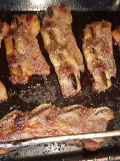 Una foto de Churrasco al horno acompañado de patatas y boniatos al Romero