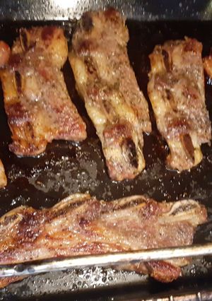 Una foto de Churrasco al horno acompañado de patatas y boniatos al Romero
