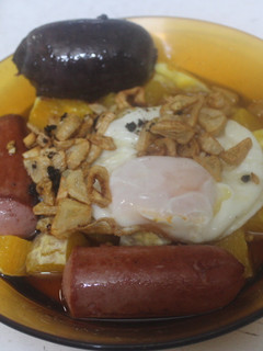 Una foto de Huevos fritos con naranja y embutidos