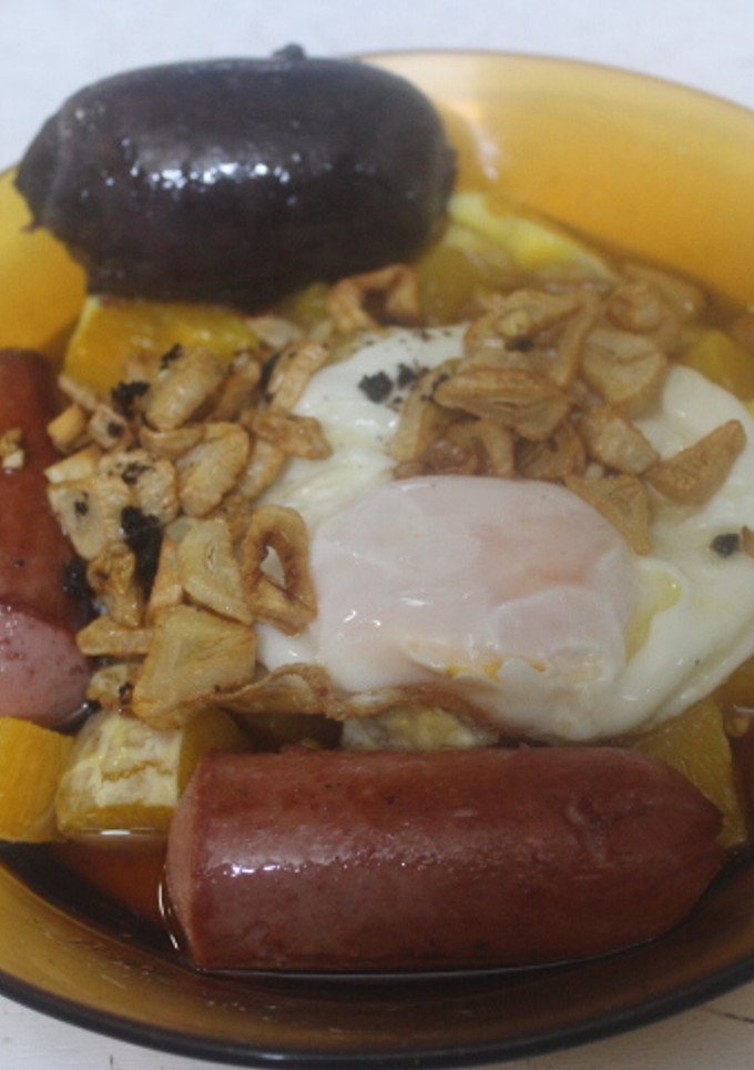 Una foto de Huevos fritos con naranja y embutidos