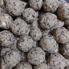 A picture of Alsi or Atte ke ladoo.