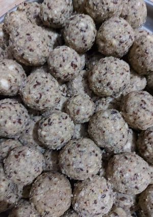 A picture of Alsi or Atte ke ladoo.