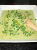 Crema de calabacines con quinua y brotes de lentejas - vegana
