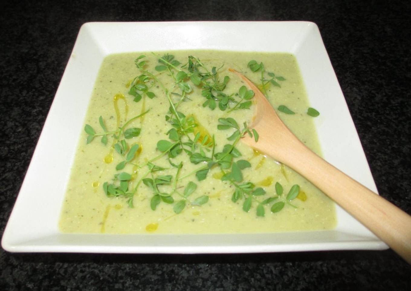 Crema de calabacines con quinua y brotes de lentejas - vegana