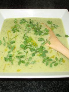 Una foto de Crema de calabacines con quinua y brotes de lentejas - vegana
