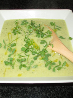 Foto principal de Crema de calabacines con quinua y brotes de lentejas - vegana