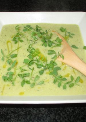 Foto principal de Crema de calabacines con quinua y brotes de lentejas - vegana