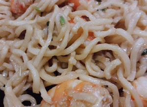 Foto de Camarão ao alho com noodles