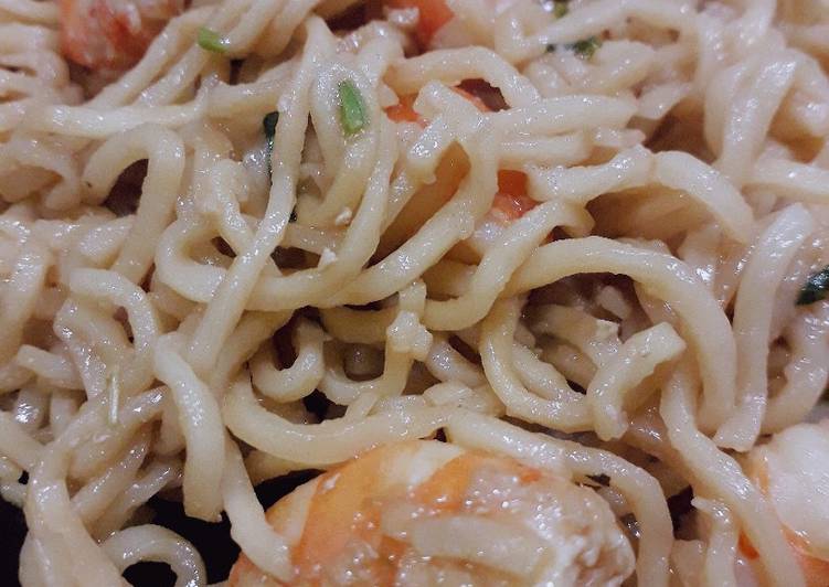 Camarão ao alho com noodles - Tudogosreceitas