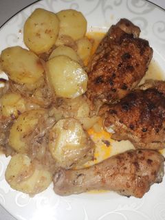 Egyszerű, de nagyszerű... Sült csirkecombok hagymás krumpliágyon recept fotója
