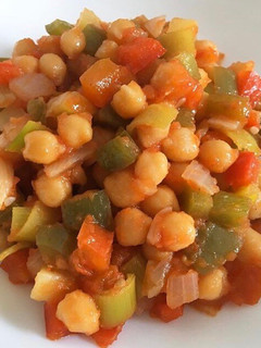 Una foto de Pisto con garbanzos