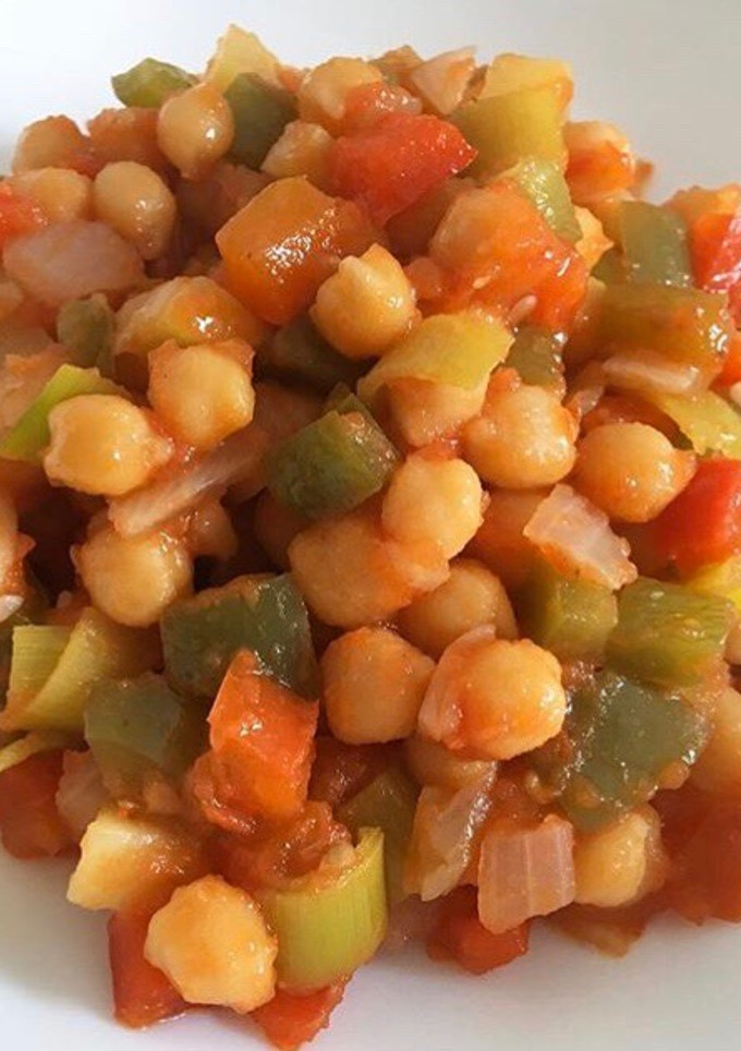 Una foto de Pisto con garbanzos