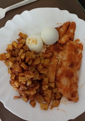 Una foto de Pescado con patatas y huevo