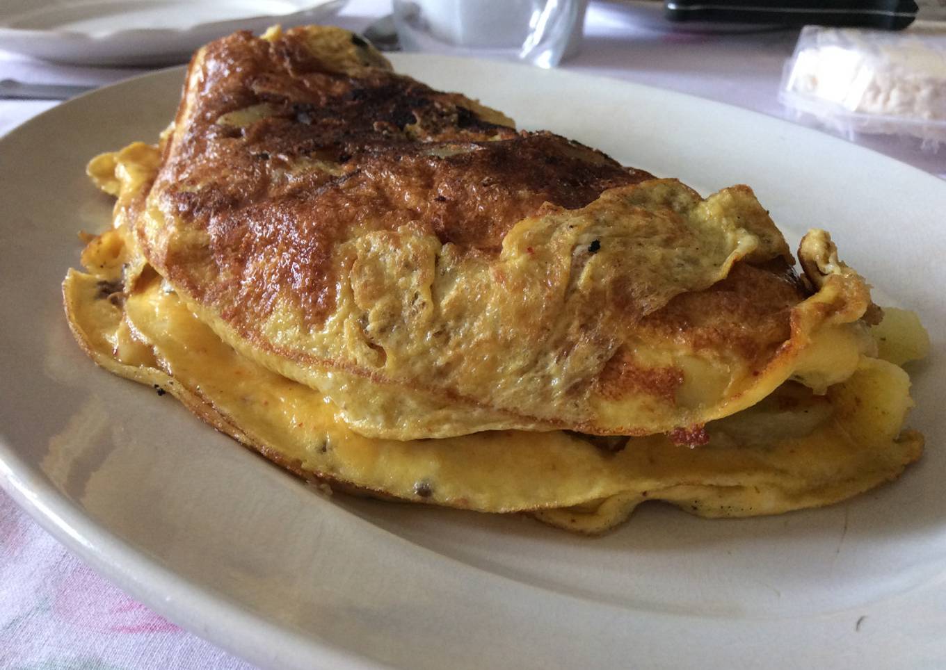 Omelette aux pommes de terre nouvelles et tomates confites