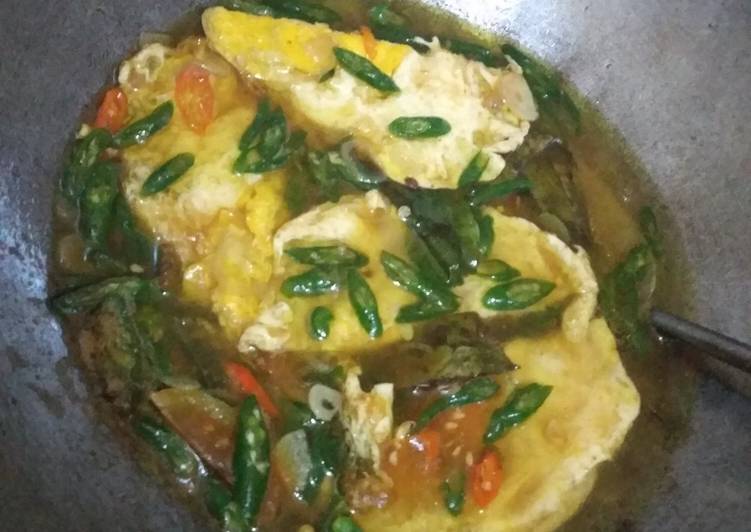 Telur ceplok kuah pedas