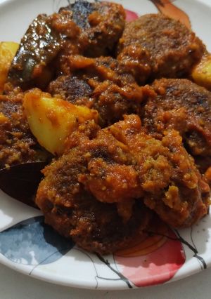 A picture of Raw Banana Kofta Dalna (Bengali style).