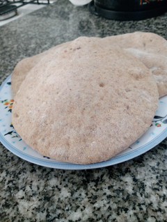 Una foto de Pan árabe integral semillado (103cal por porción)