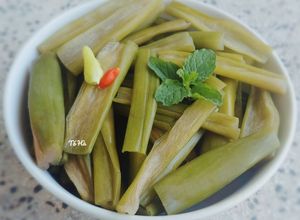 Hình của món BẠC HÀ (dọc mùng) muối chua.