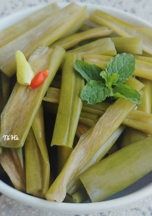 Hình của món BẠC HÀ (dọc mùng) muối chua.