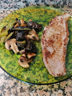 Una foto de Ternera con salteado de pimientos y champiñón