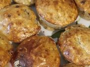 Una foto de muffins de avena y banana