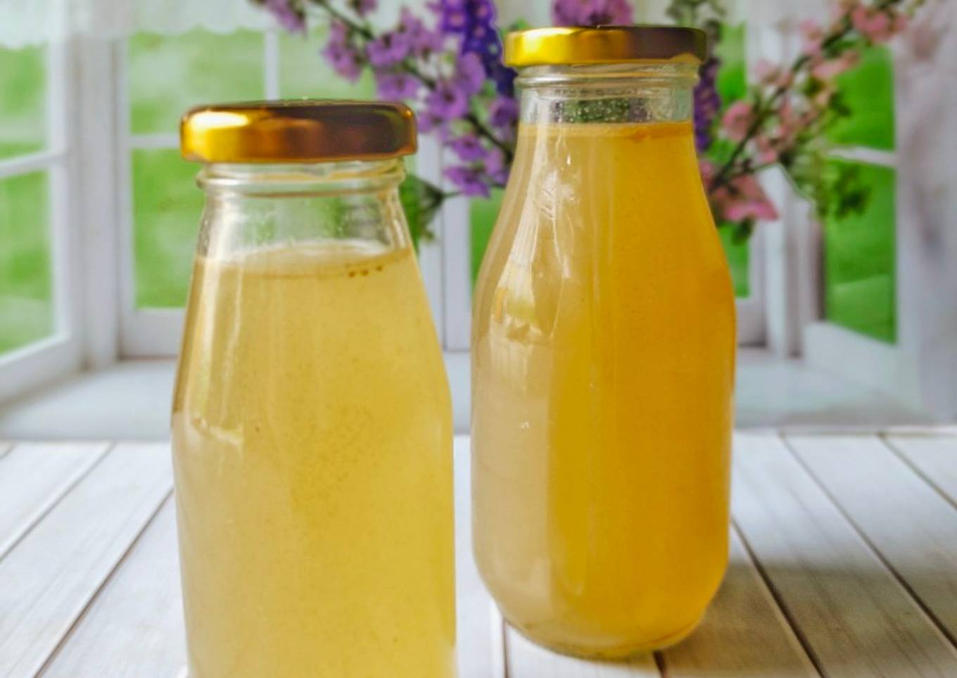 Homemade chicken broth (kaldu ayam)