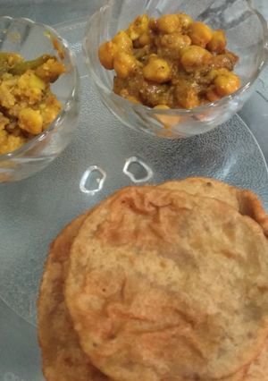 A picture of White chana, mix veg, puri.