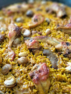 Una foto de Arroz con conejo y caracoles al romero