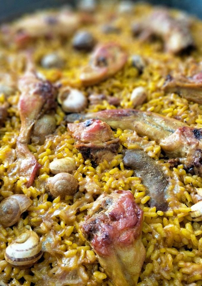 Una foto de Arroz con conejo y caracoles al romero