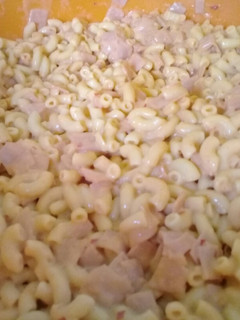 Una foto de Ensalada de coditos con jamón 🍽