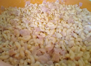 Una foto de Ensalada de coditos con jamón 🍽