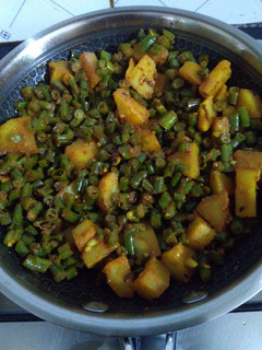 बीन्स आलू की सब्जी (beans aloo ki sabzi recipe in Hindi) रेसिपी मुख्य फोटो